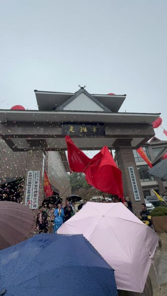 4月13日，勐海老班章茶業有限公司舉行“老班章”牌匾揭牌儀式，西雙版納州茶業協會秘書長林洪明，勐海縣茶業協會會長周海林，黑龍江省茶業協會常務副會長李嘯，仙桃市茶葉協會會長張中之，景洪融媒體中心主持人凌穎等嘉賓參加了“老班章”牌匾揭牌儀式。